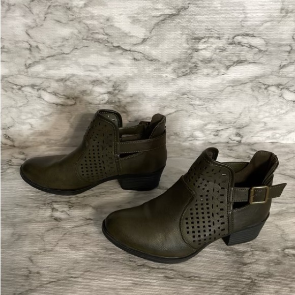 Mark and Maddux booties ,size 6. - Picture 8 of 8